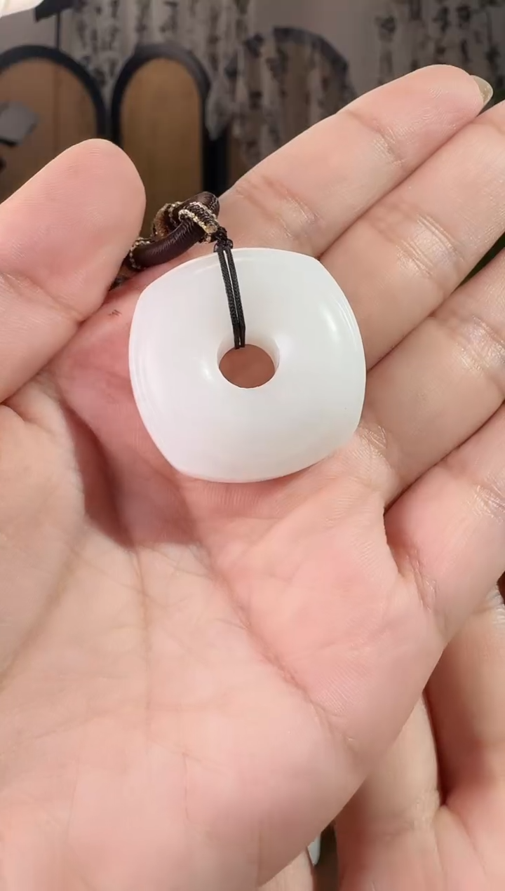 颈饰未镶嵌和田玉白玉四方扣