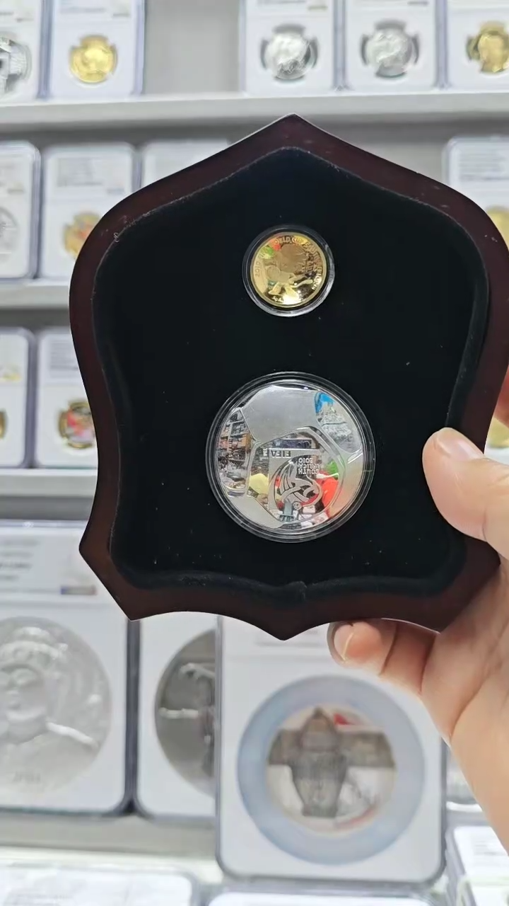 【闪购商品】纯金2010年足球金银章盒证全