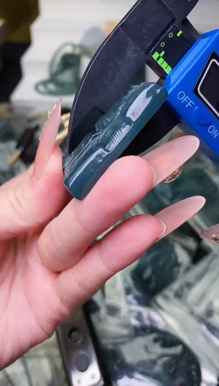 颈饰未镶嵌翡翠 