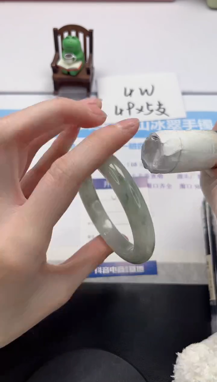 【闪购商品】石英质玉手镯未镶嵌V158-60.2