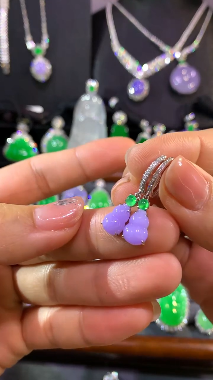 18K金镶嵌翡翠耳饰耳包