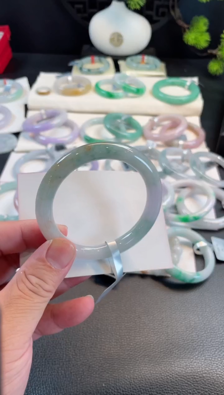 翡翠手镯未镶嵌56圆条 有小纹