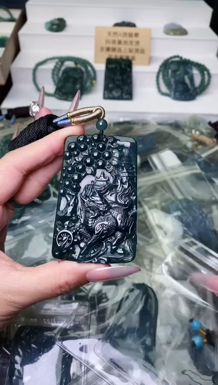 颈饰未镶嵌翡翠 1