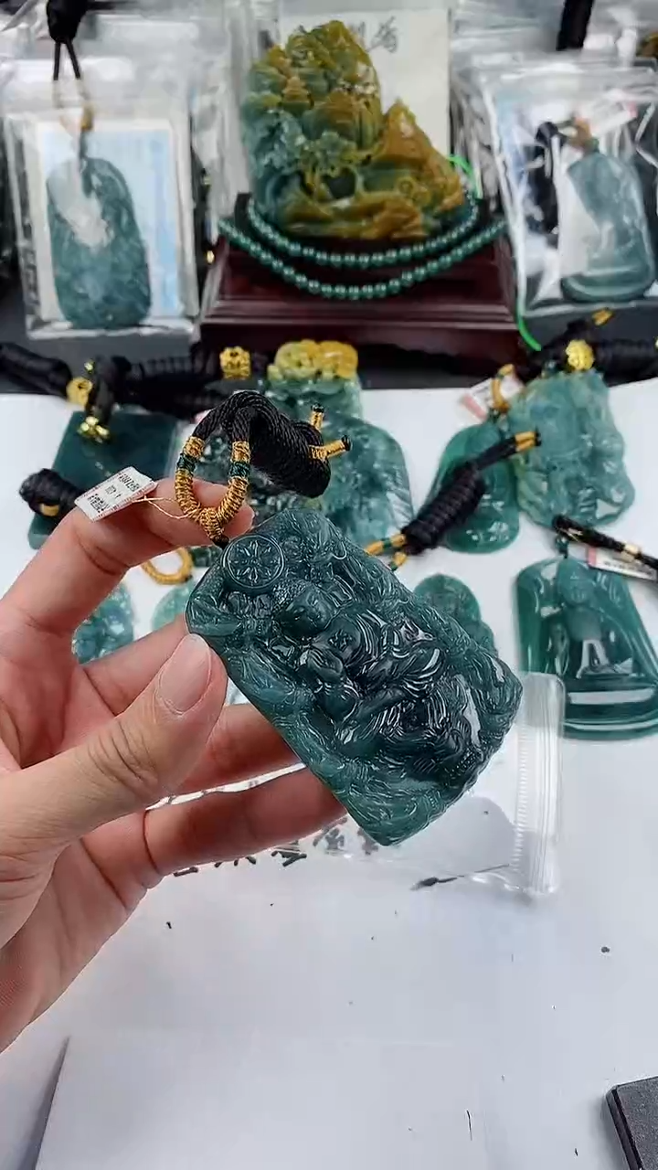 【闪购商品】翡翠颈饰未镶嵌           