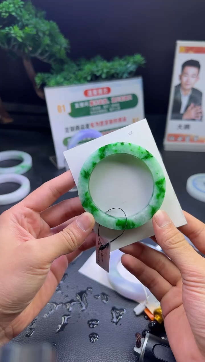 定制翡翠手镯未镶嵌不退不换