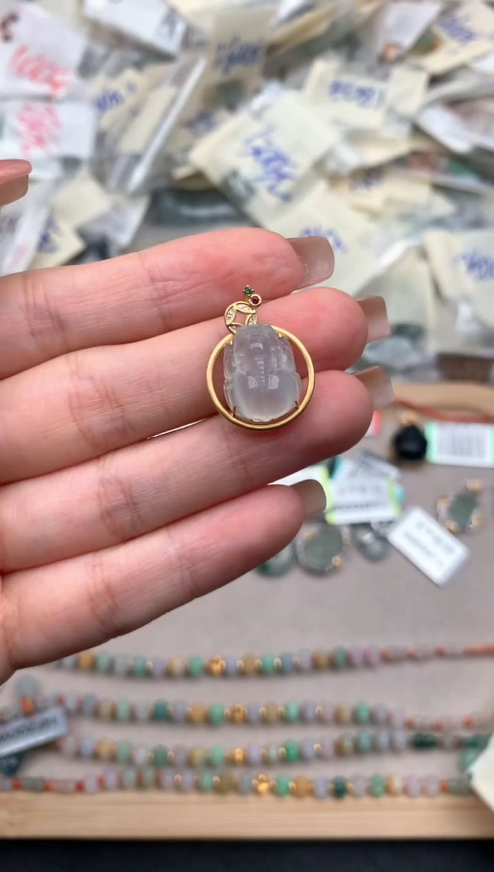 18K金镶嵌挂件翡翠一