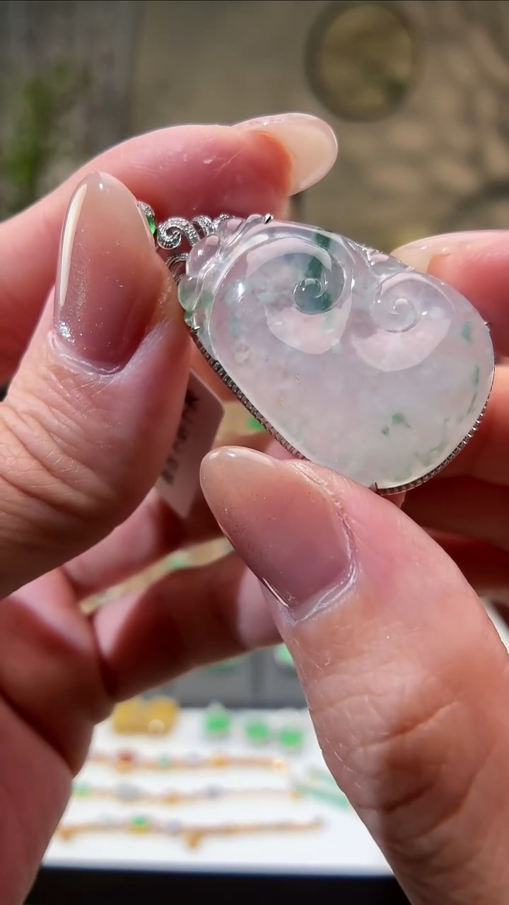 颈饰18K金镶嵌翡翠如意 