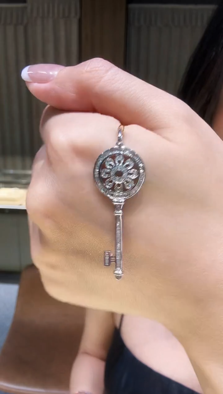 吊坠（不含链）18K金镶嵌钻石方钻太阳花钥匙