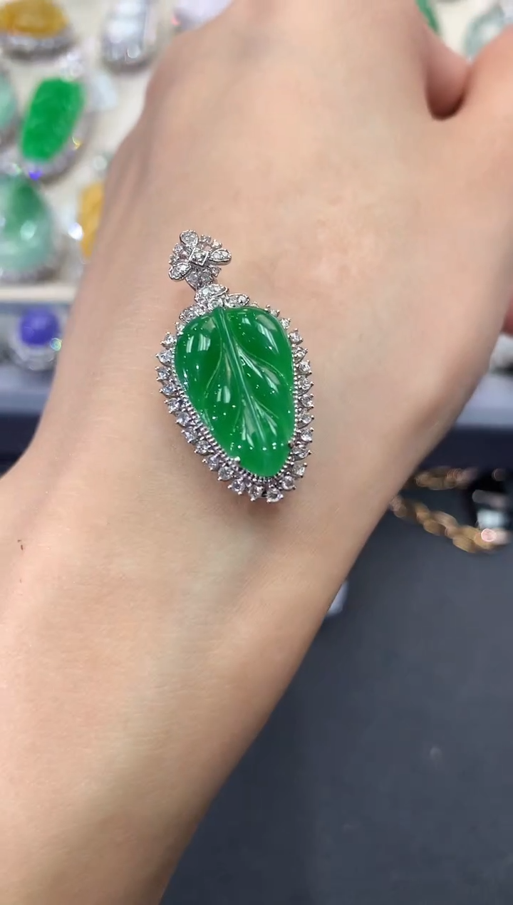 【闪购商品】翡翠吊坠(不含链)18K金镶嵌q88       