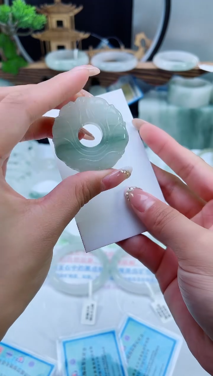 未镶嵌手镯石英质玉（天山翠）莲花