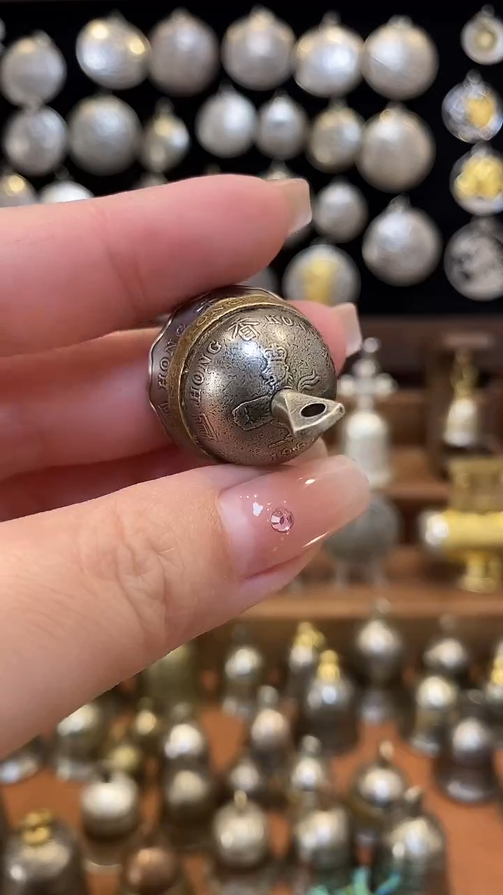 宁**远香港两元微瑕铃铛81