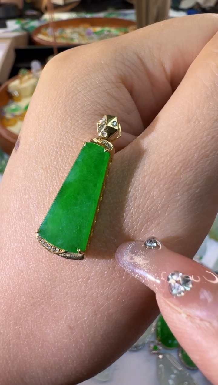 【闪购商品】翡翠颈饰18K金镶嵌缅甸翡翠A货吊坠