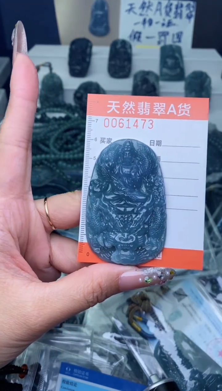 翡翠未镶嵌颈饰··············