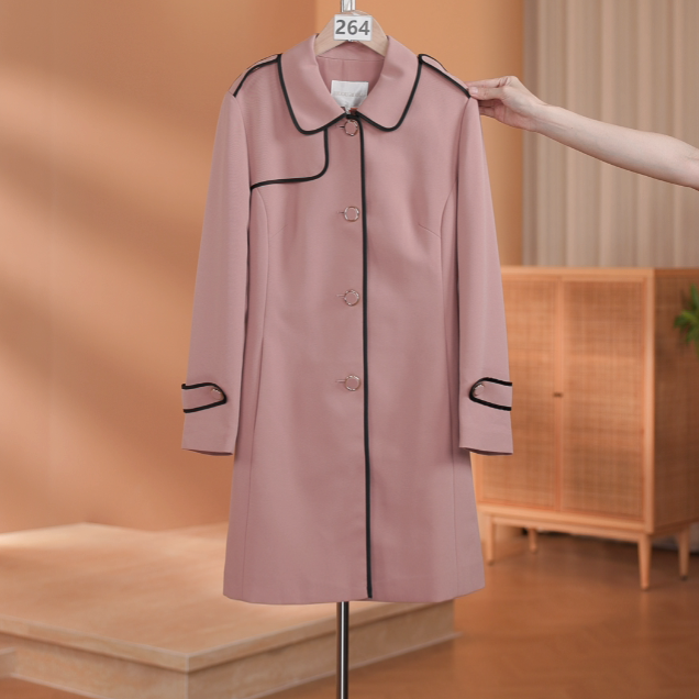 【264】裸粉色撞黑边娃娃领中长款外套