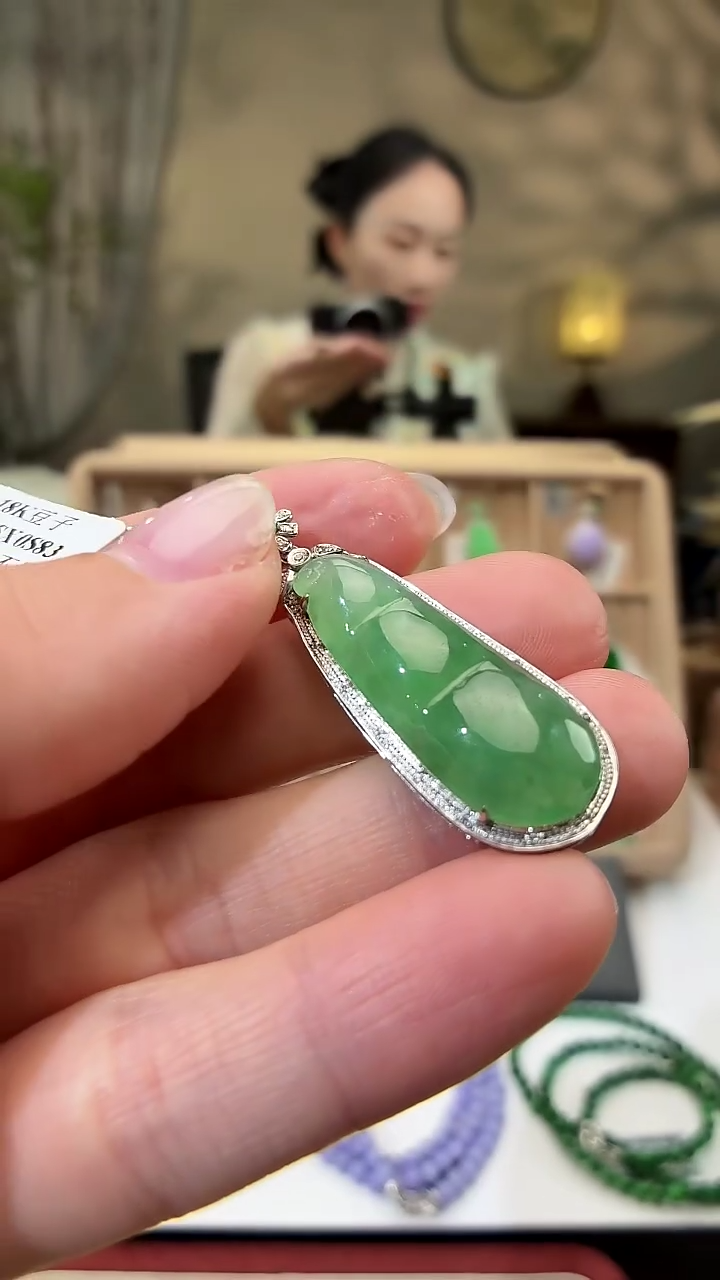 吊坠(不含链)18K金镶嵌翡翠豆子