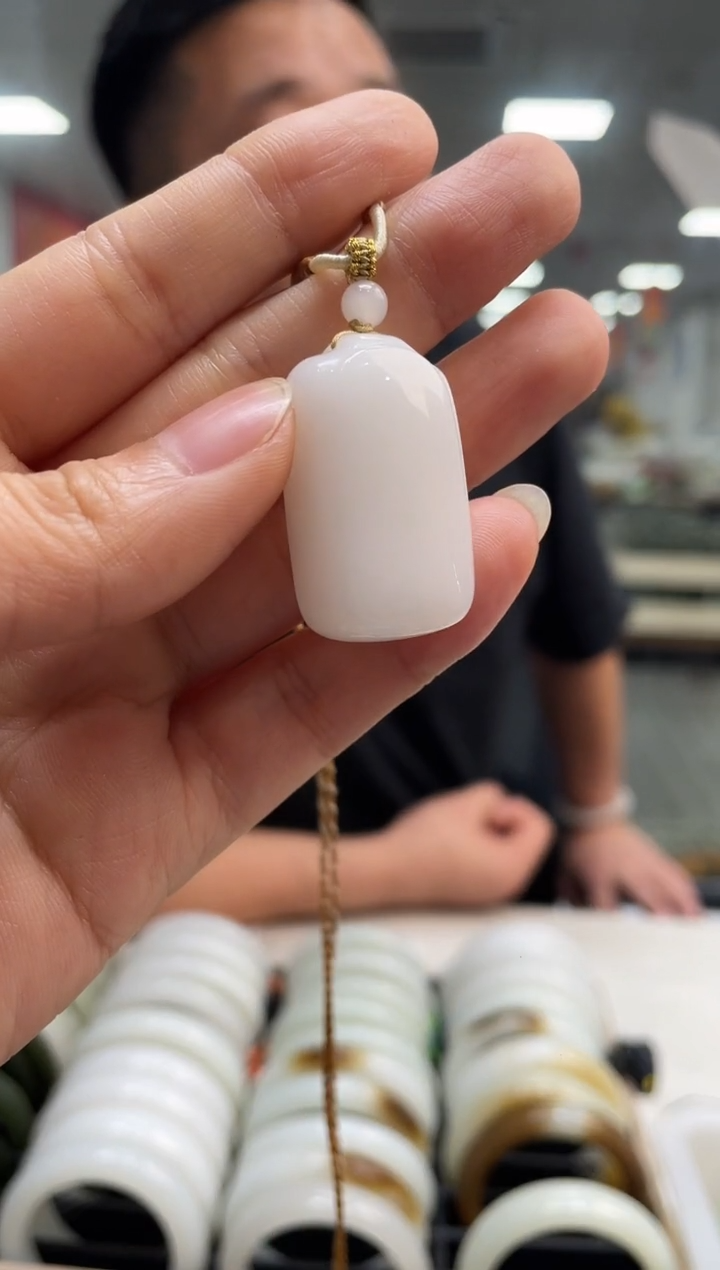 和田玉未镶嵌颈饰羊脂无事牌吊坠随机发一件