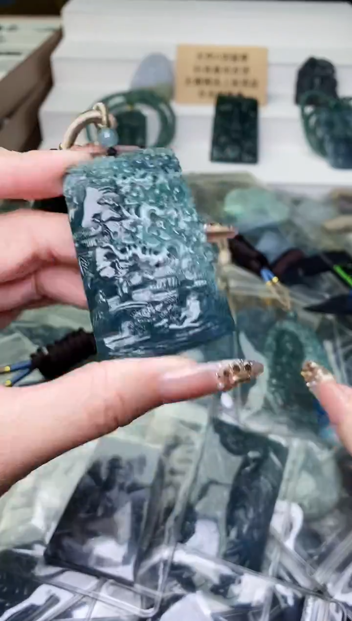 颈饰未镶嵌翡翠 