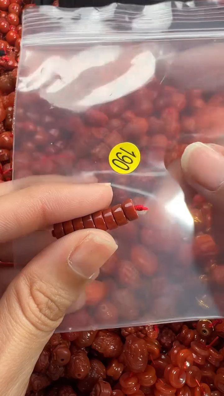 南红玛瑙未镶嵌颈饰1