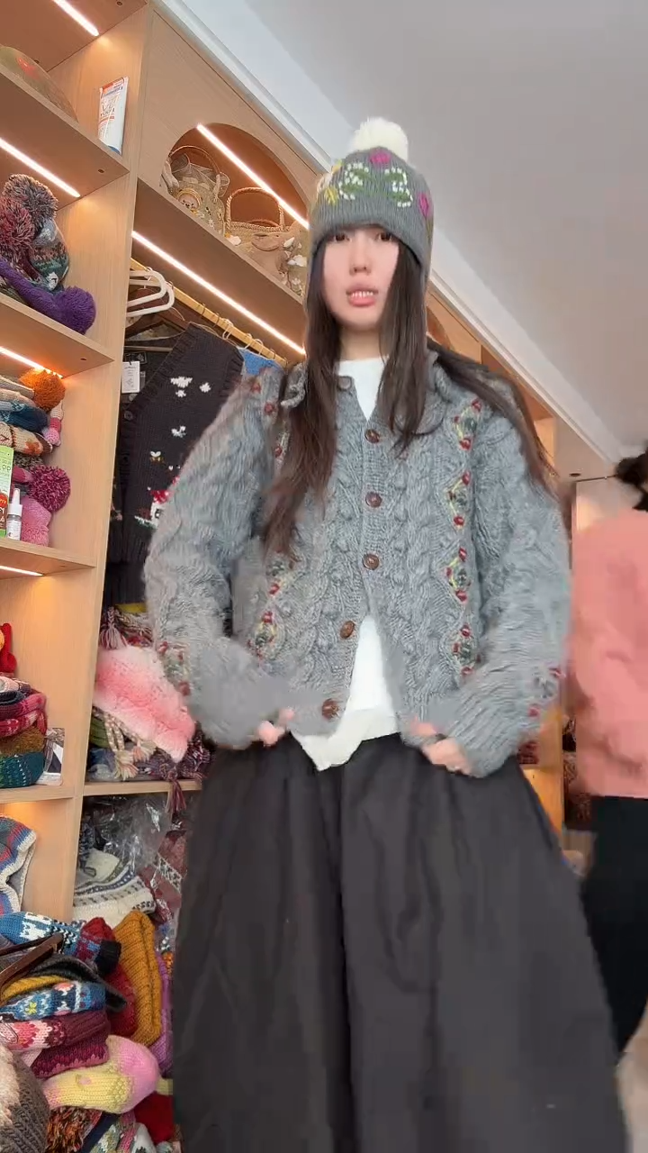 羊毛灰色麻花毛衣