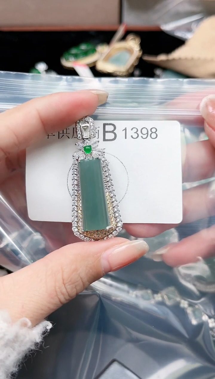 【闪购商品】翡翠颈饰未镶嵌1398赠皮绳