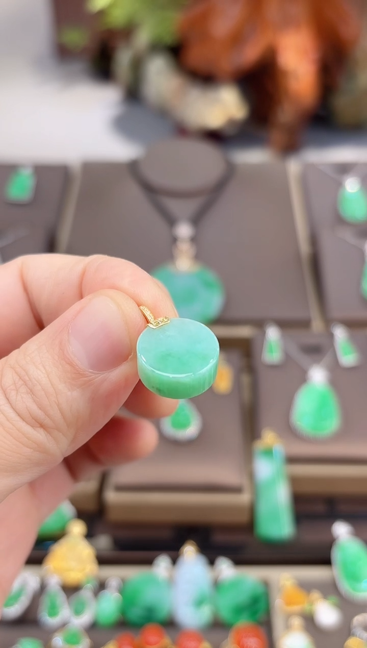 【闪购商品】翡翠颈饰18K金镶嵌圆牌吊坠