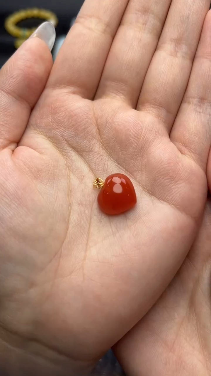 颈饰18K金镶嵌南红玛瑙爱心