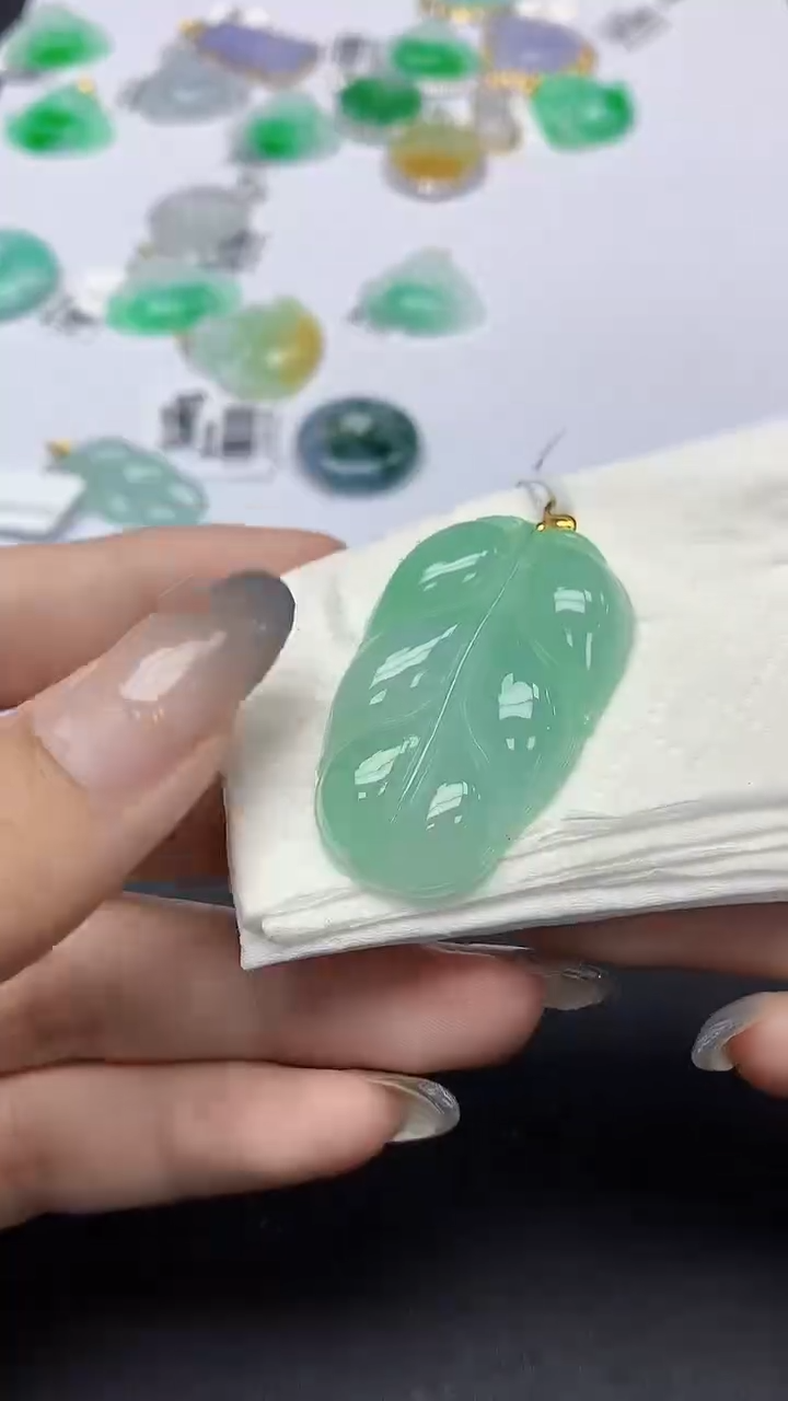 翡翠18K金镶嵌颈饰天然缅甸a货翡翠