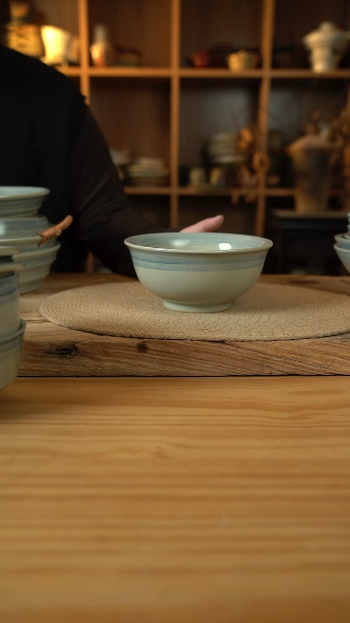 青云系列的7英寸翻口大面碗1个