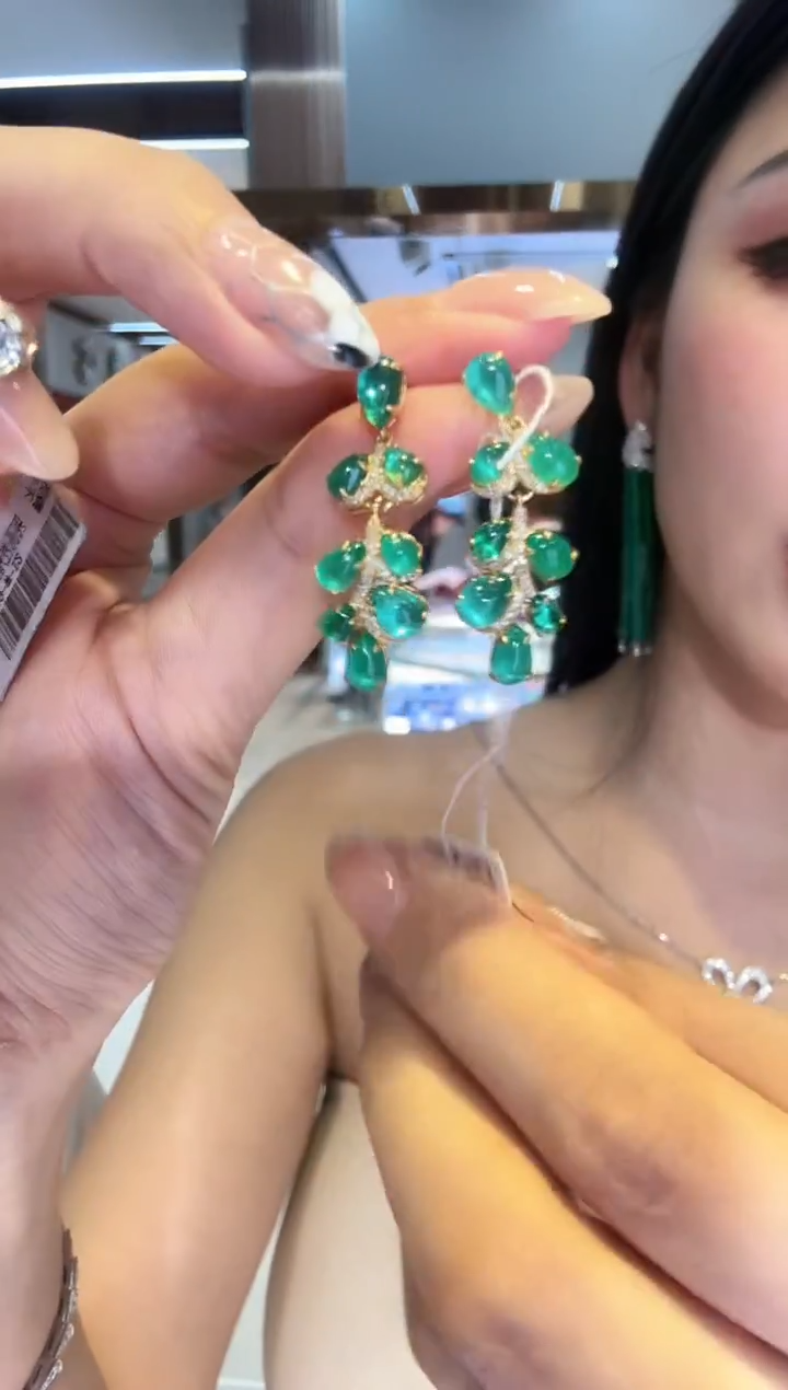 18K金镶嵌耳饰祖母绿5.50ct
