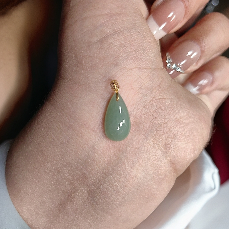 18K晴绿翡翠水滴百搭秀气款