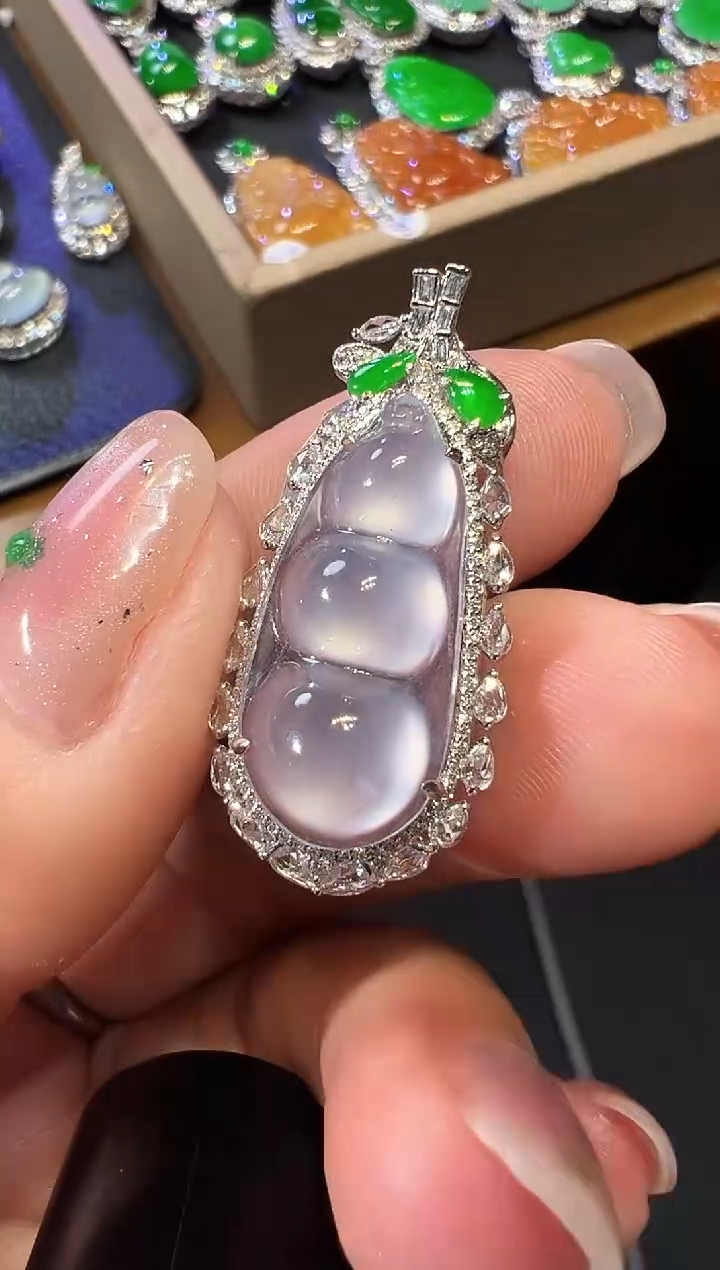 颈饰18K金镶嵌翡翠福豆