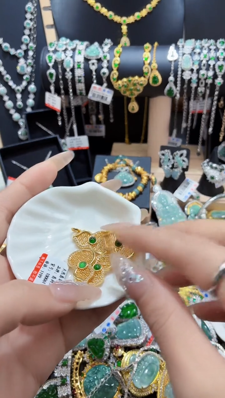 翡翠未镶嵌颈饰天然翡翠a货 多样性发其一