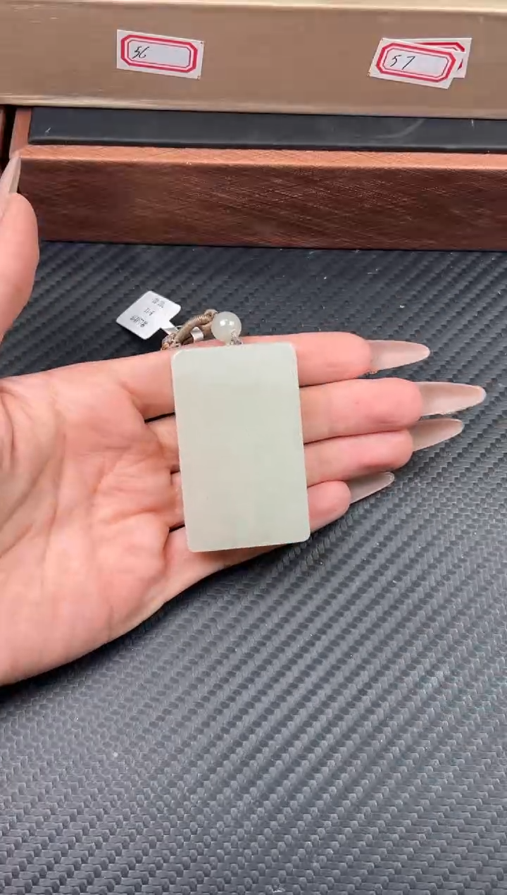 吊坠(赠链)未镶嵌和田玉黑山微色差吊坠JS