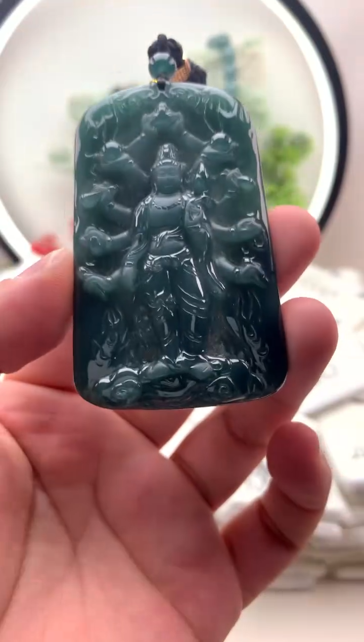 翡翠未镶嵌颈饰千手观音