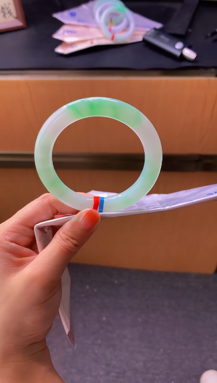 未镶嵌手镯翡翠- 圈口58.1 全款8.3万 定金2万