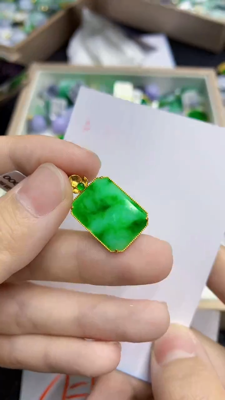翡翠18K金镶嵌颈饰             1