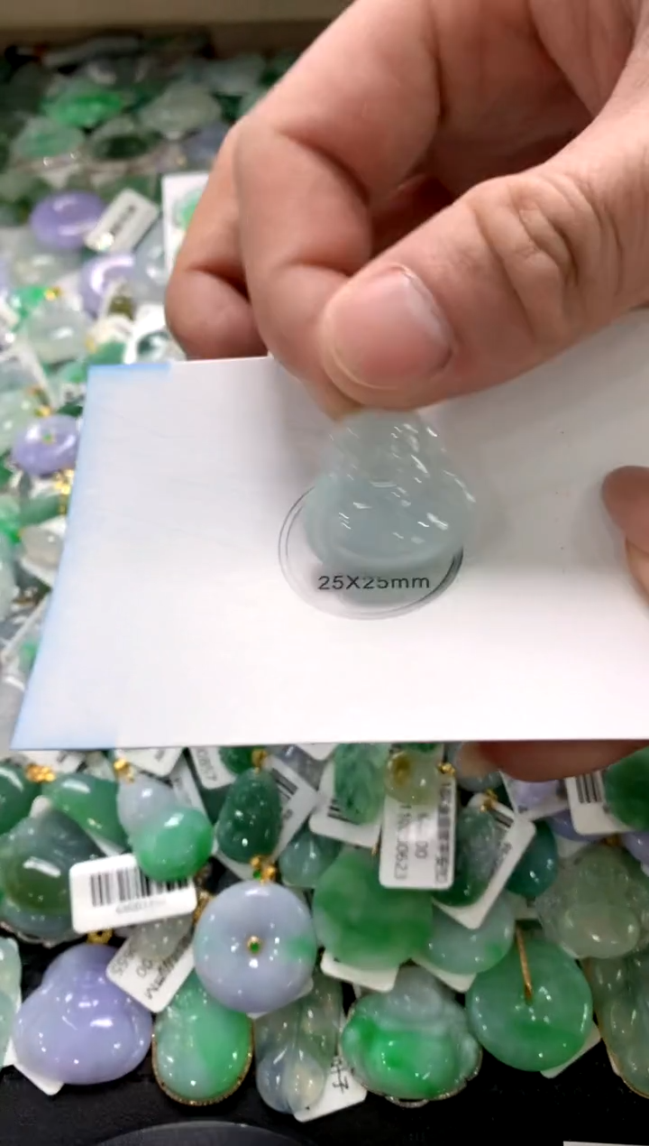 颈饰18K金镶嵌翡翠1111111111111111