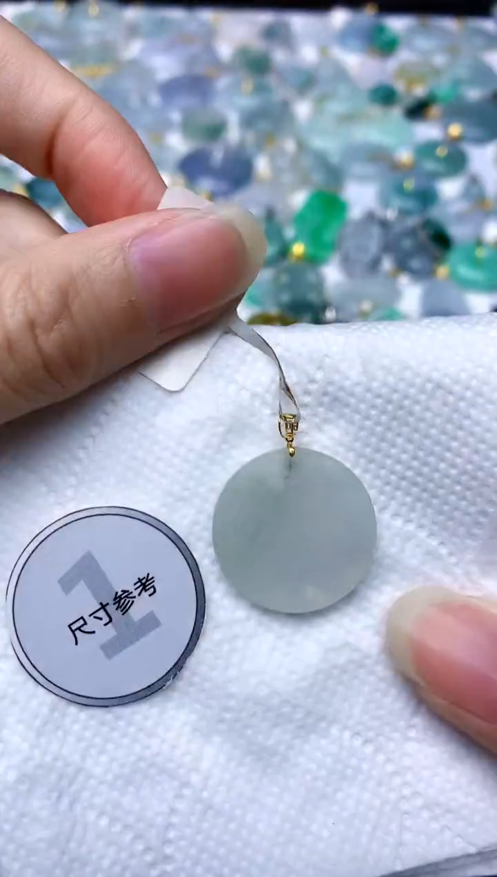 颈饰18K金镶嵌翡翠天然A货翡翠