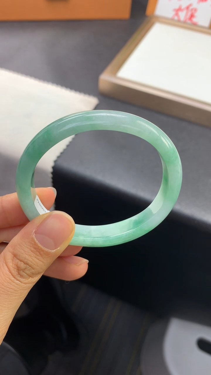 未镶嵌手镯（贵妃镯）翡翠退货需手镯吊牌标签完好