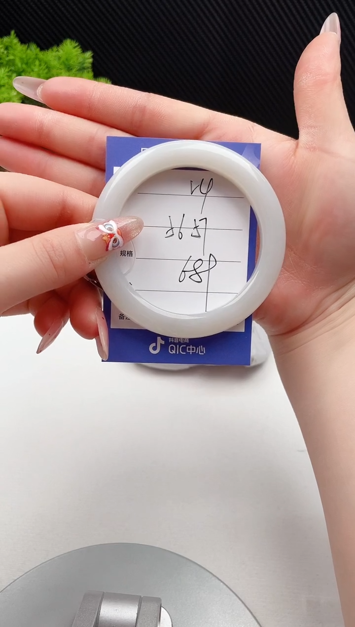 【闪购商品】和田玉手镯未镶嵌微色差V4