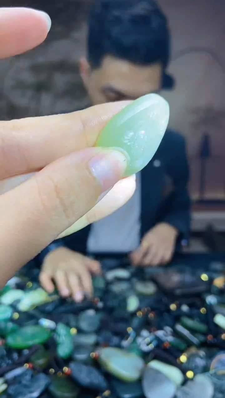 颈饰未镶嵌和田玉1
