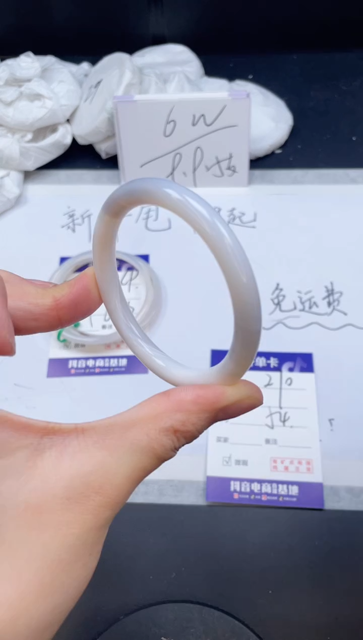 【闪购商品】石英质玉手镯未镶嵌270