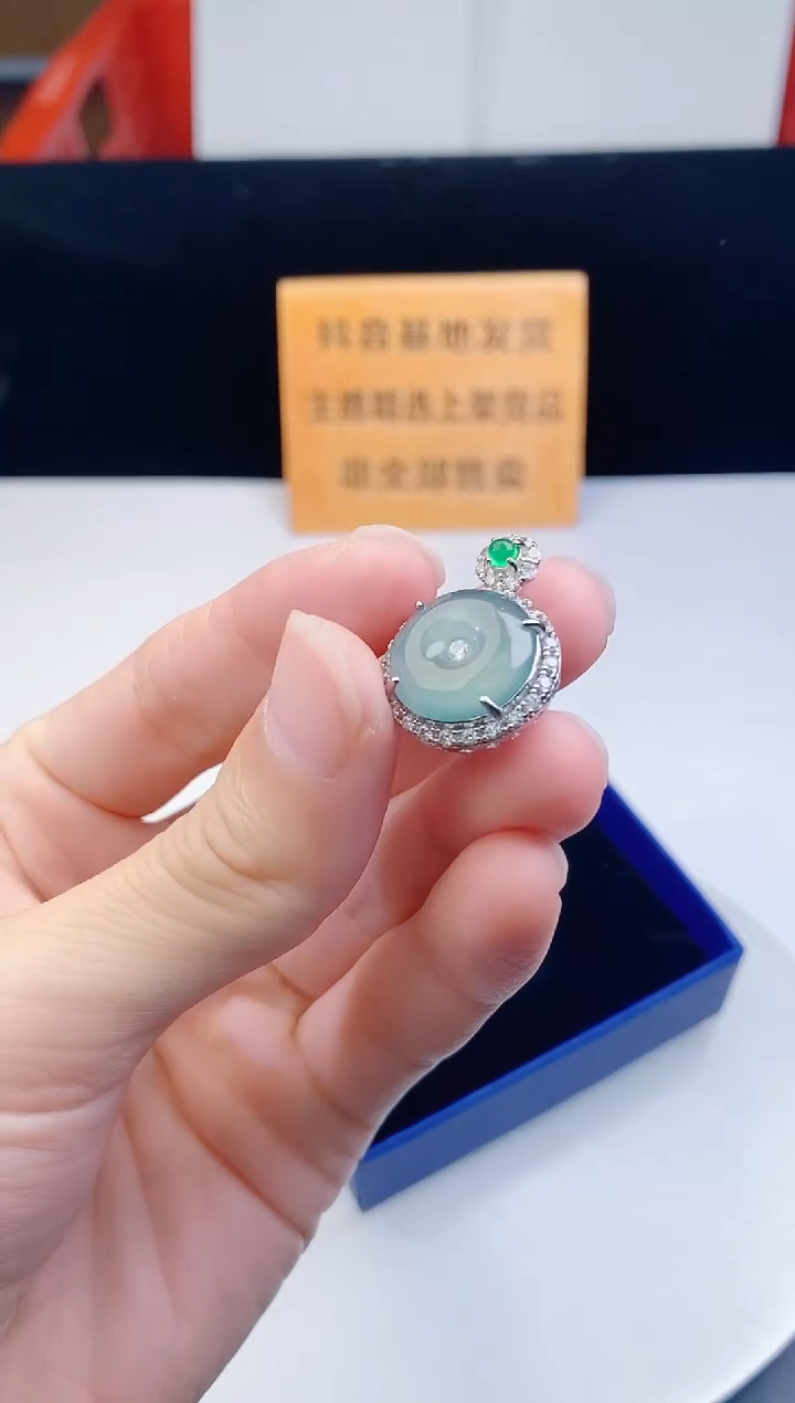 颈饰未镶嵌翡翠    