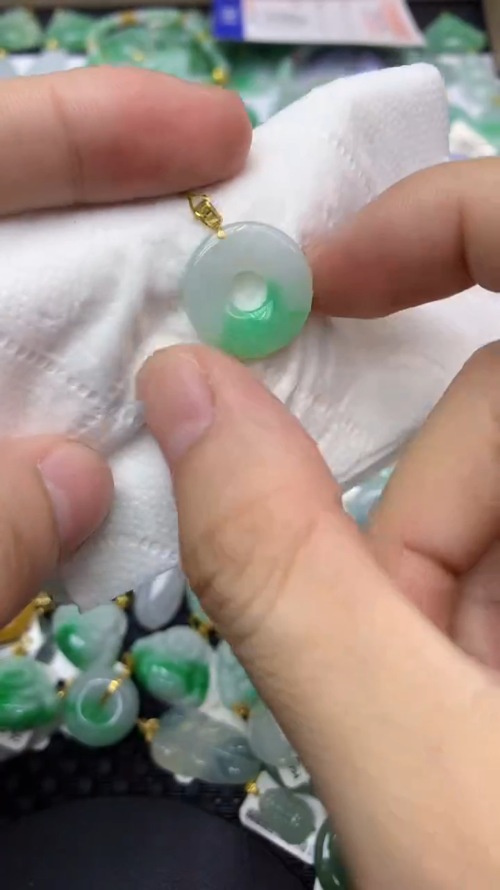 翡翠18K金镶嵌颈饰11111111