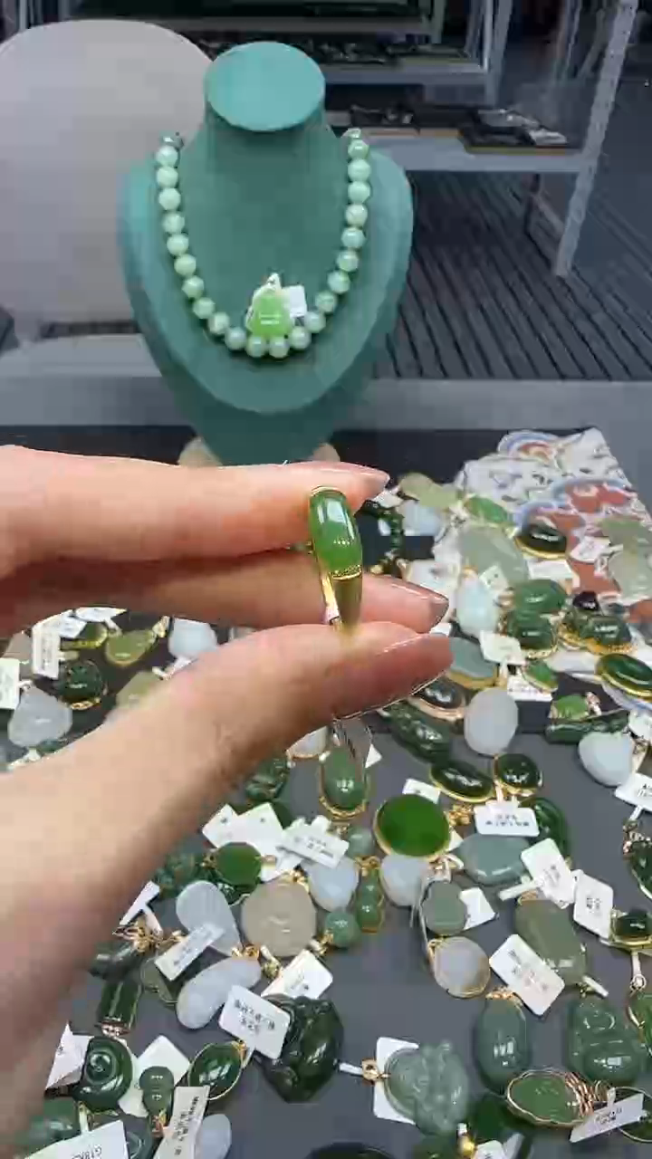 18K金镶嵌戒指和田玉1