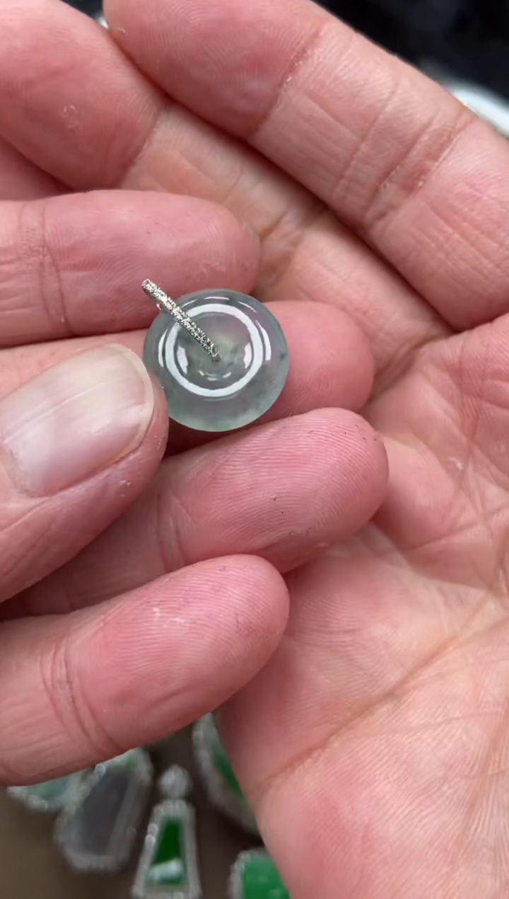 【闪购商品】翡翠吊坠(不含链)18K金镶嵌平安扣