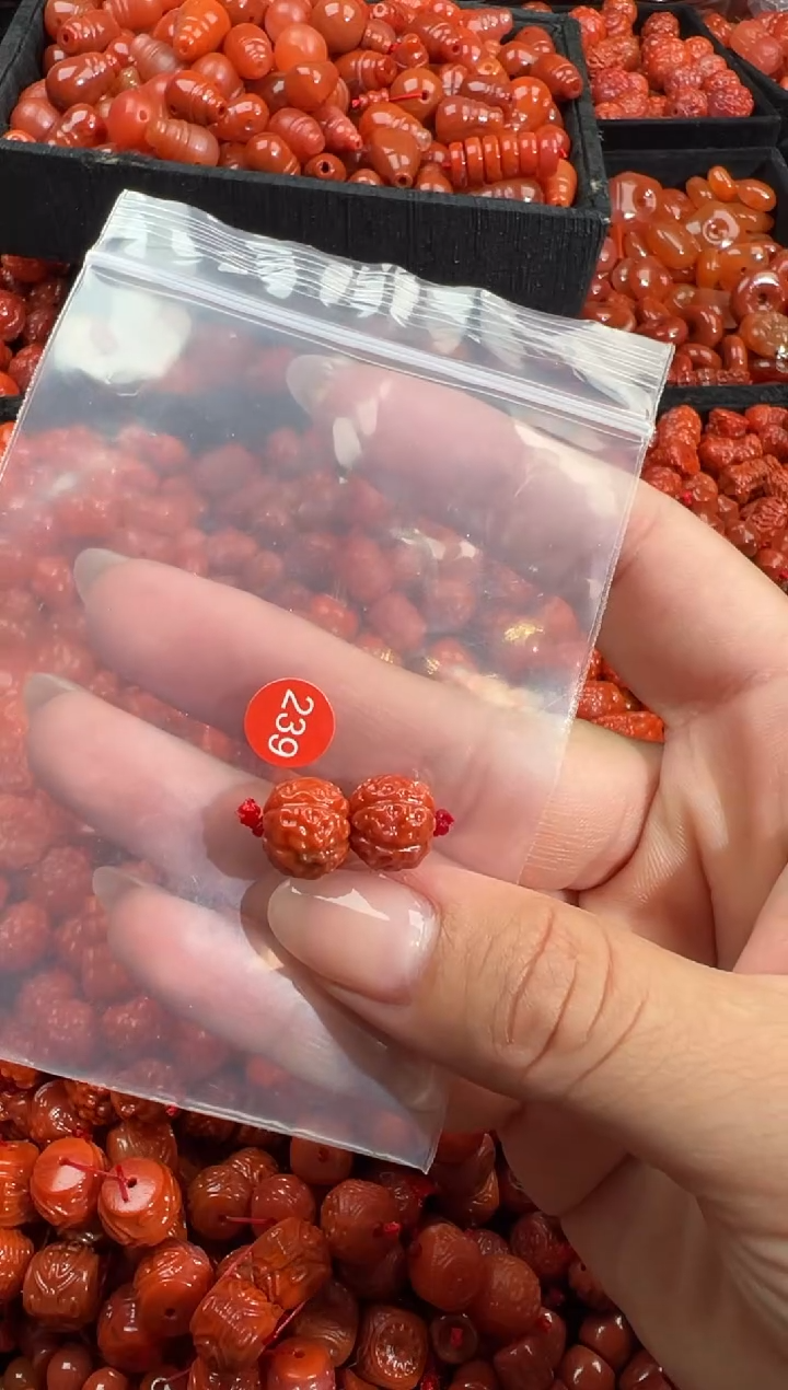 南红玛瑙未镶嵌颈饰1