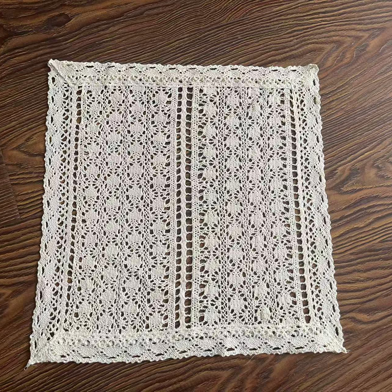 一对米色（40*40厘米）钩花盖巾餐盘垫