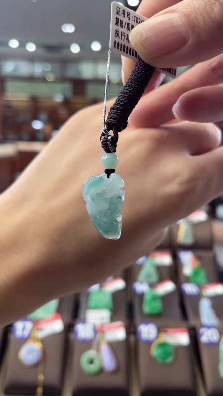 【闪购商品】翡翠颈饰未镶嵌牛