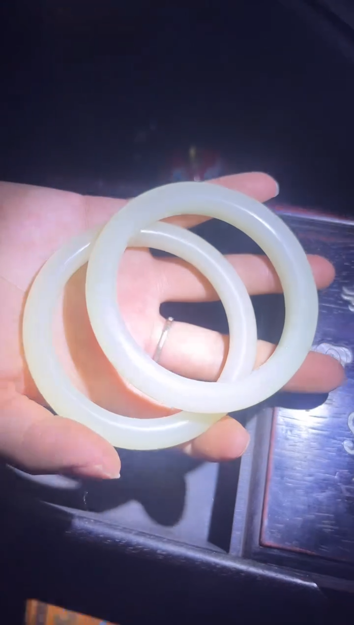 和田玉手镯未镶嵌和田玉手镯一对给